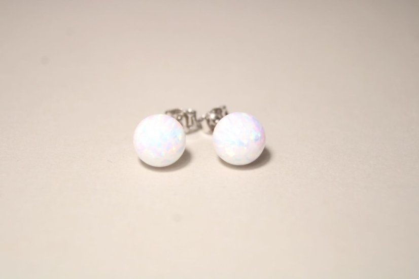 Strieborné náušnice s opálovou bielou guličkou, rhodium, puzetky, 1,28 g, 925/1000