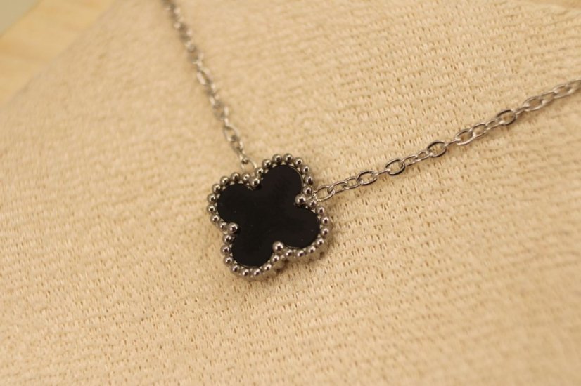 Celebritka-ďatelinka-čierny kameň-chirurgická oceľ