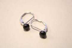 Strieborné náušnice s fialovou perlou, klasické zapínanie, rhodium, 1,05 g, 925/1000
