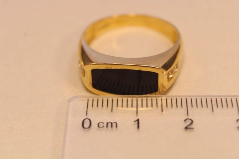 Zlatý prsteň žlté zlato, kameň ónyx, číre zirkóny, veĺkosť 63, 5,84 g, 14 karátov, 585/1000