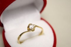 Zlatý jemný prsteň zo žltého zlata s čírym zirkónom, veľkosť 56, 1,55g, 14 karátov, 585/1000