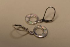 Náušnice -kruhy-s bielym opálom-klasické zapínanie-rhodium-striebro
