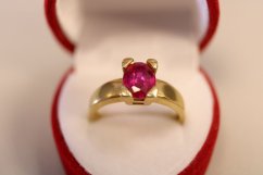 Prsteň- červený kameň v korunke- žlté zlato- 14 karátov