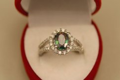 Prsteň-výrazný zirkón--malé zirkóny číre-striebro