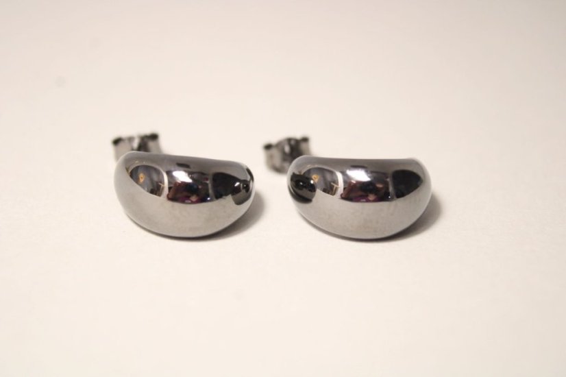 Moderné čierne strieborné náušnice zahnuté kvapky, puzetky, 3,00 g, 925/1000 - Materiál: Rhodiované striebro, Váha (g): 3,00, Rýdzosť: STRIEBRO 925/1000