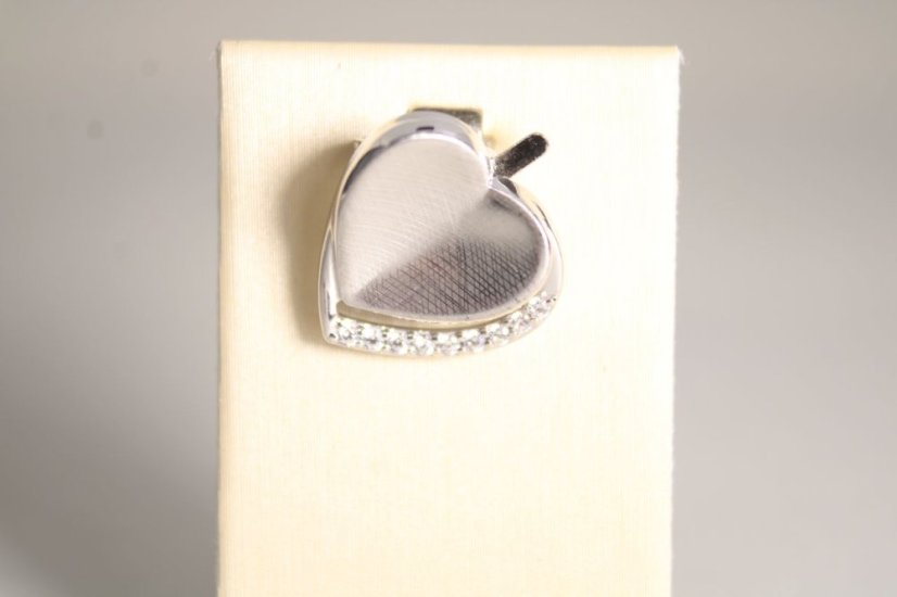 Strieborný prívesok s matno-lesklou úpravou - srdce s čírymi zirkónmi, rhodium, 1,98 g, 925/1000