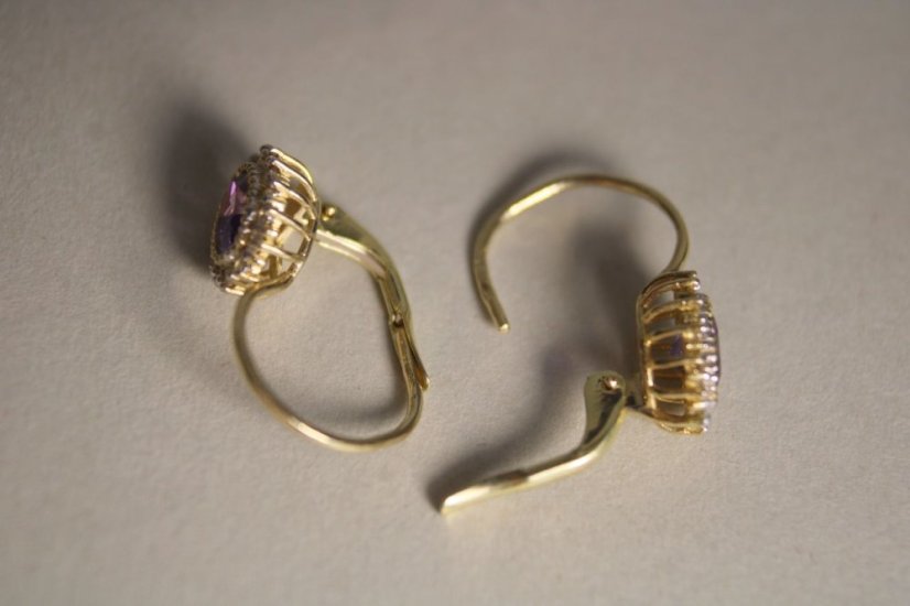 Zlaté naušnice s fialovým zirkónom, žlté zlato, patent, číre zirkóny, 2,68 g, 14K, 585/1000