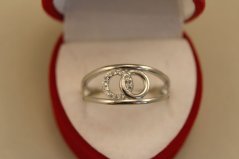 Prsteň- dva kruhy medzi obručou-číre zirkóny-rhodium-striebro