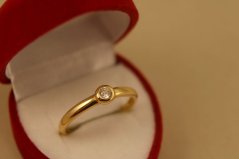 Prsteň- číry kameň- žlté zlato- 14 karátov