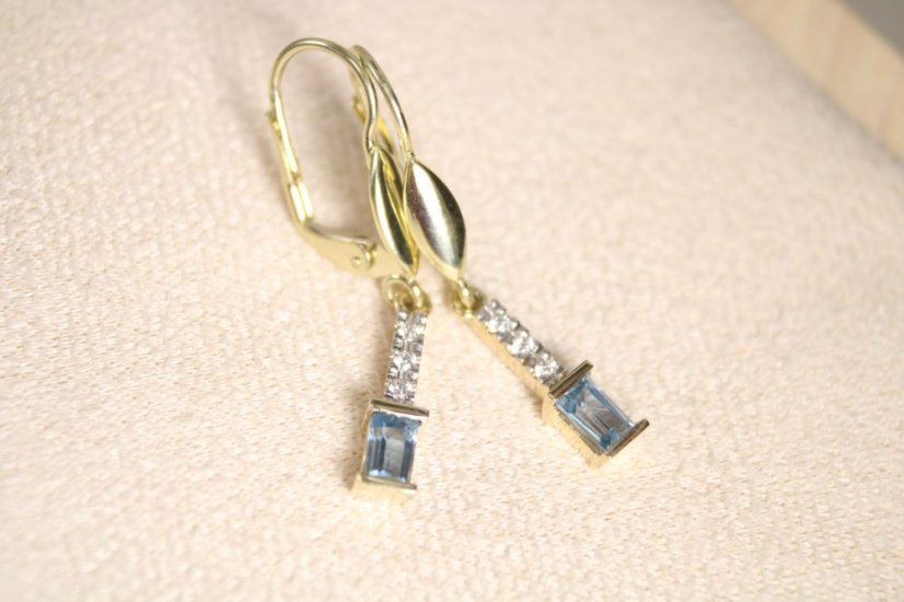 Dámske visiace náušnice so svetlo modrým zirkónom, žlté zlato, klasický patent, 3,18 g, 14K 585/1000 - Farba zlata: Žltá, Druh kameňa: FAREBNÝ ZIRKÓN, Farba kameňa: Svetlomodrý, Váha (g): 3,18, Rýdzosť: 14 karátov 585/1000