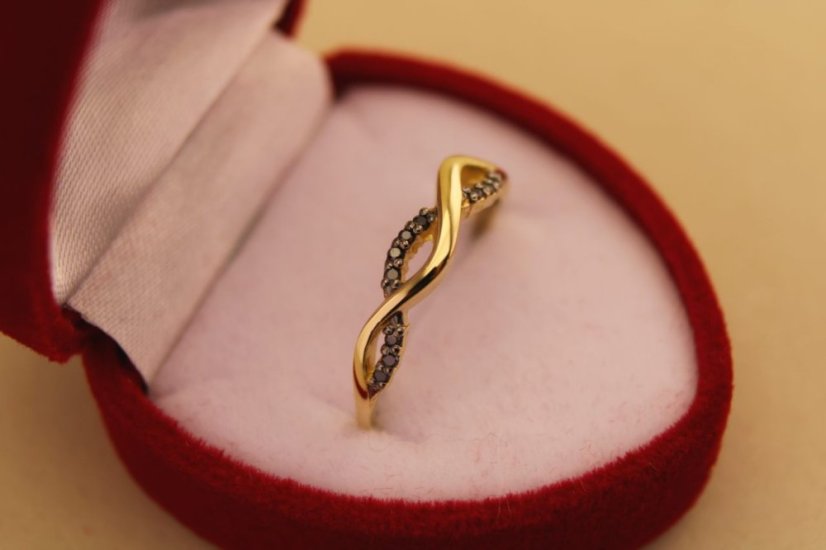 Prsteň- pletený vzor- čierne diamanty- žlté zlato- 14 karátov