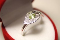 Strieborný prsteň so zeleným Olivínom a čírymi zirkónmi, rhodium, veľkosť 55, 2,44 g, 925/1000