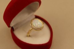 Prsteň- biely opál- číre zirkóny- žlté zlato- 14 karátov