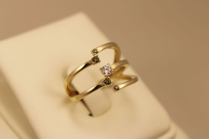 Zlatý prsteň žlté zlato, zelené a číre zirkóny, veľkosť 57, 3,63g 14k 585/1000