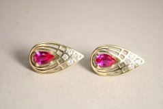 Náušnice- tvar slzy- sýto rúžový zirkón-patent- žlté zlato- 14 karátov