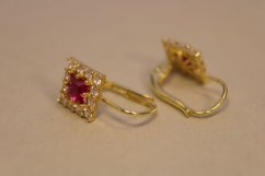 Naušnice patentové- žlté zlato- červený kameň- 14 karátov