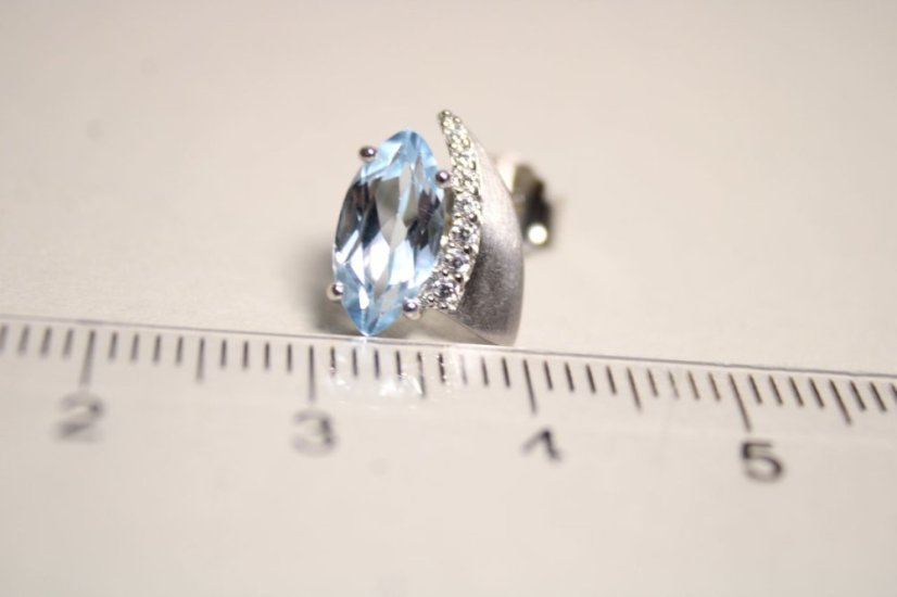 Strieborné naušnice s modrým topásom a zirkónmi, puzetové zapínanie, rhódium, 2,42g, 925/1000