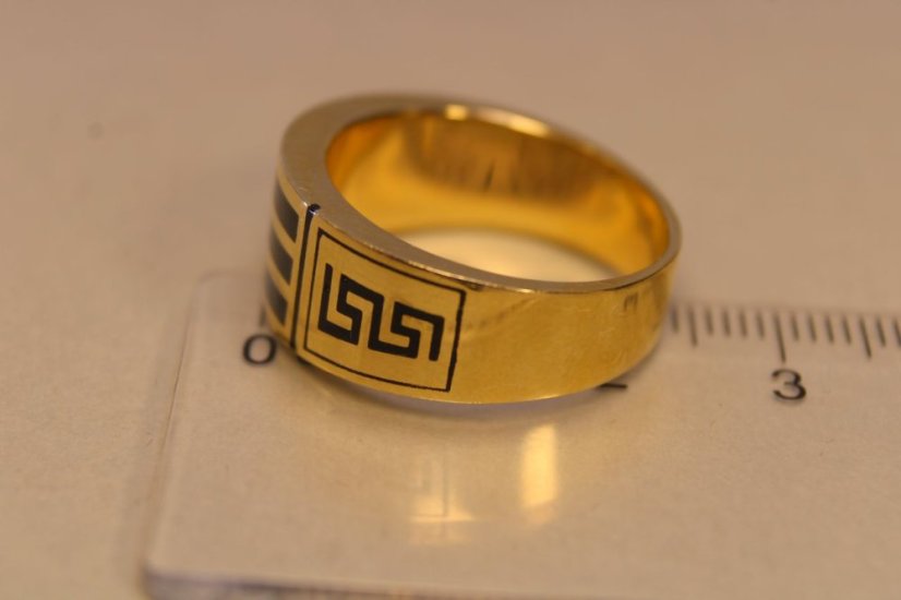 Zlatý obručový prsteň žlté zlato, čierny karbón, veľkosť 62, 7,08 g, 14 karátov, 585/1000