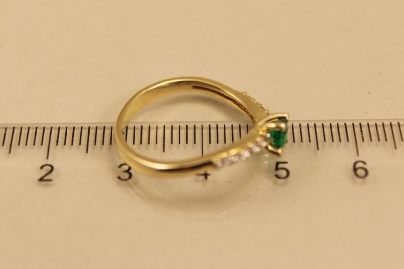 Zlatý prsteň, žlté zlato, zelený zirkón a číre zirkóny, veľkosť 53, 2,17g 14k 585/1000
