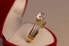 Prsteň spojený s obrúčkou- číre zirkóny- žlté zlato-14 karátov