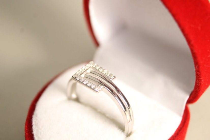 Strieborný prsteň s čírymi zirkónmi, rhodium, veľkosť 54, 1,56 g, 925/1000