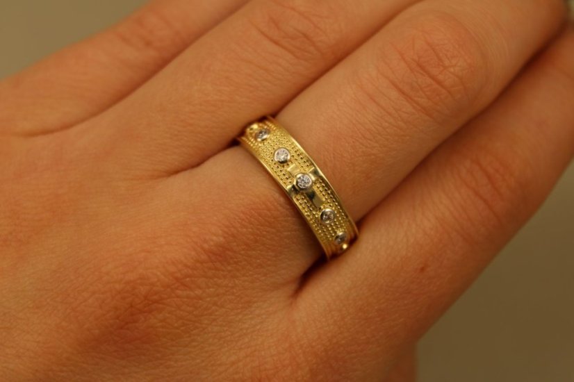 Zlatý ružencový prsteň, v kombinácii s bielymi doplnkami a čírymi zirkónmi, 14k 585/1000