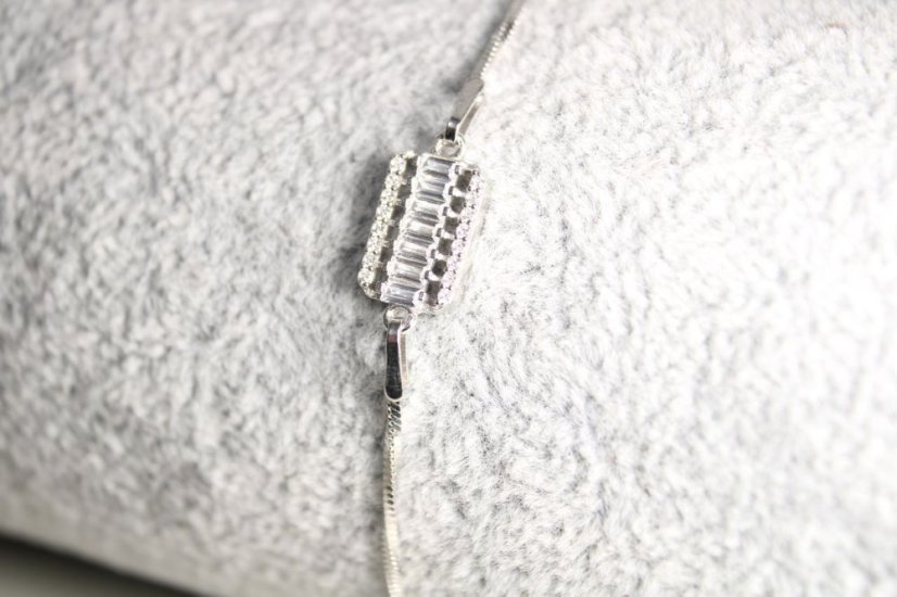 Strieborný náramok zdobený obdĺžnikovým príveskom, číre zirkóny, rhodium, 18-22 cm, 2,43 g, 925/1000