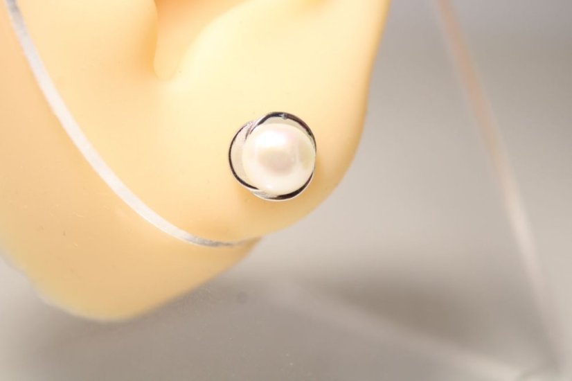 Strieborné napichovacie náušnice s perlami, rhodium, 1,57 g, 925/1000