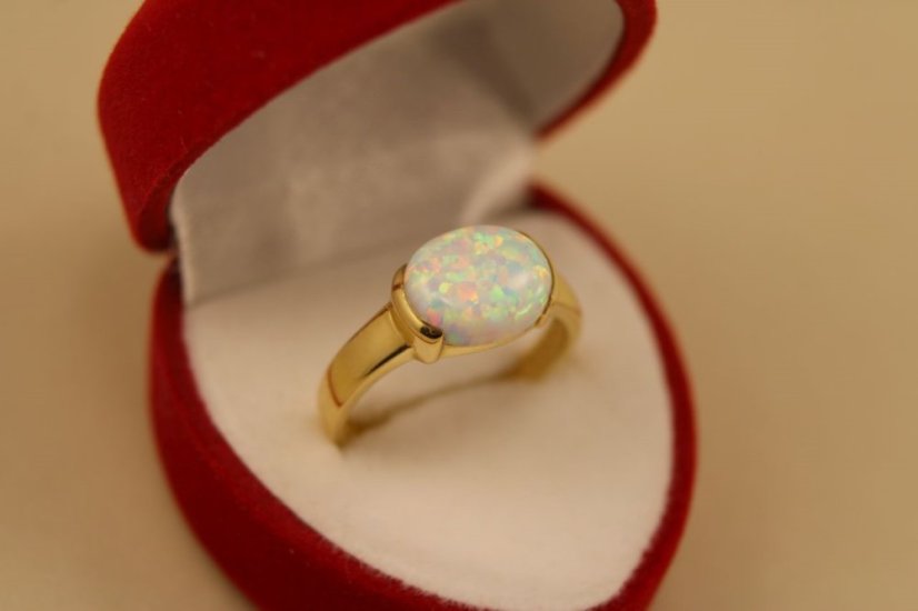 Prsteň- biely opál- žlté zlato- 14 karátov