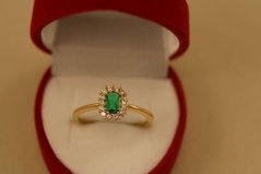 Prsteň zelený kameň- číre zirkóny- žlté zlato- 14K