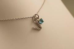 Retiazka- celebritka- písmeno V- zirkóny- rhódiované striebro