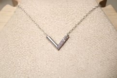 Strieborný náhrdelník s príveskom v tvare V, číre zirkóny, rhodium, 45-50 cm, 1,85 g, 925/1000