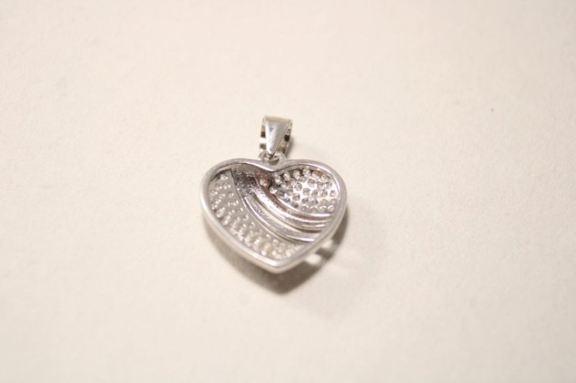 Prívesok srdiečko z rhodiovaného striebra s čírymi zirkónmi, 1,56 g, 925/1000 - Materiál: Rhodiované striebro, Druh kameňa: ZIRKÓN, Farba kameňa: Číry, Váha (g): 1,56, Rýdzosť: STRIEBRO 925/1000