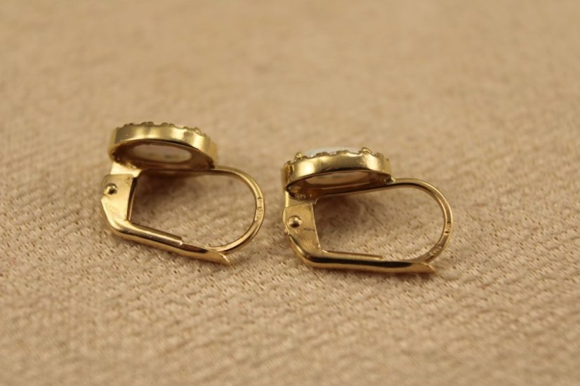 Náušnice- biely opál- zirkóny- patent- žlté zlato- 14 karátov
