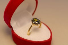 Zlatý prsteň s brúseným olivovo-zeleným zirkónom, žlté zlato, veľkosť 53, 1,37 g, 14k 585/1000