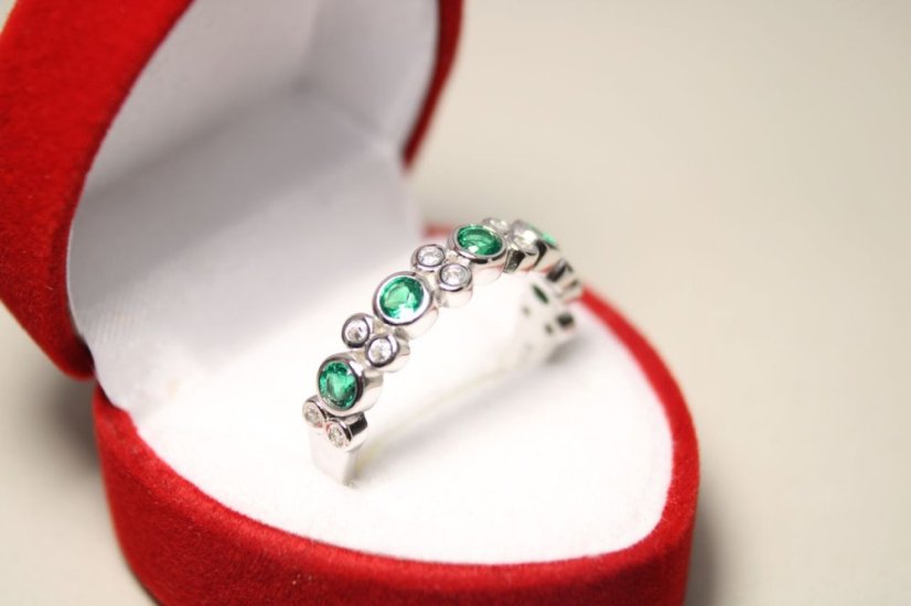 Strieborný prstienok s čírymi a zelenými zirkónmi, rhodium, veľkosť 58, 3,17 g , 925/1000