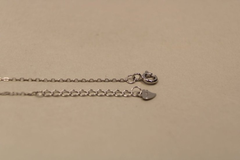 Strieborný náramok zdobený príveskami s bielym opálom, 16-19 cm, 2,14g, 925/1000