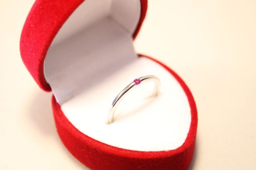 Strieborný minimalistický prsteň, sýto rúžový zirkón, rhodium, veľkosť 48, 1,12 g, 925/1000