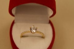 Prsteň- brúsený kameň- číre zirkóny- žlté zlato- 14 karátov