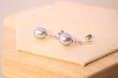 Náušnice- číre zirkóny- sivá perla- puzetky- biele zlato