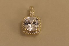 Prívesok- štvorcový centrálny kameň- zirkóny- pozlátené striebro