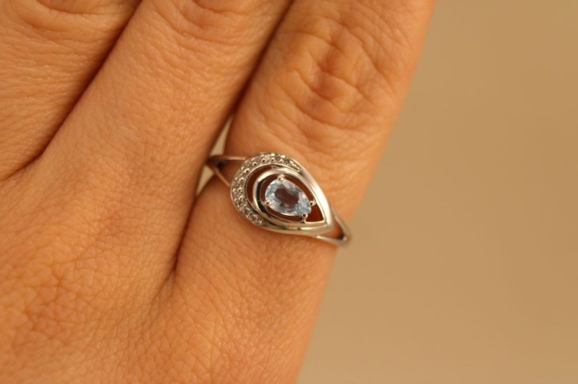 Prsteň - modrý Topás - číre zirkóny - rhodium - striebro