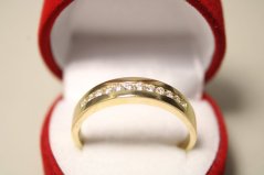 Zlatý prsteň zdobený žiarivými zirkónmi, žlté zlato, veľkosť 66, 3,90 g, 14 karátov 585/1000