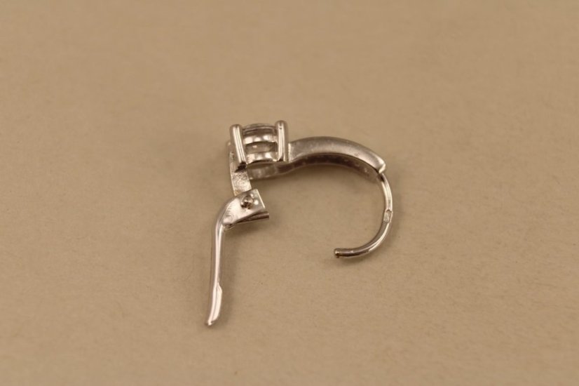 Náušnice- okrúhly kameň- číre zirkóny- patent- biele zlato- 14 karátov