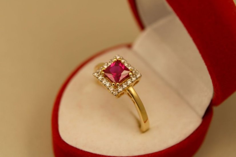 Prsteň-žlté zlato-červený zirkón-číre zirkóny-14 karátov