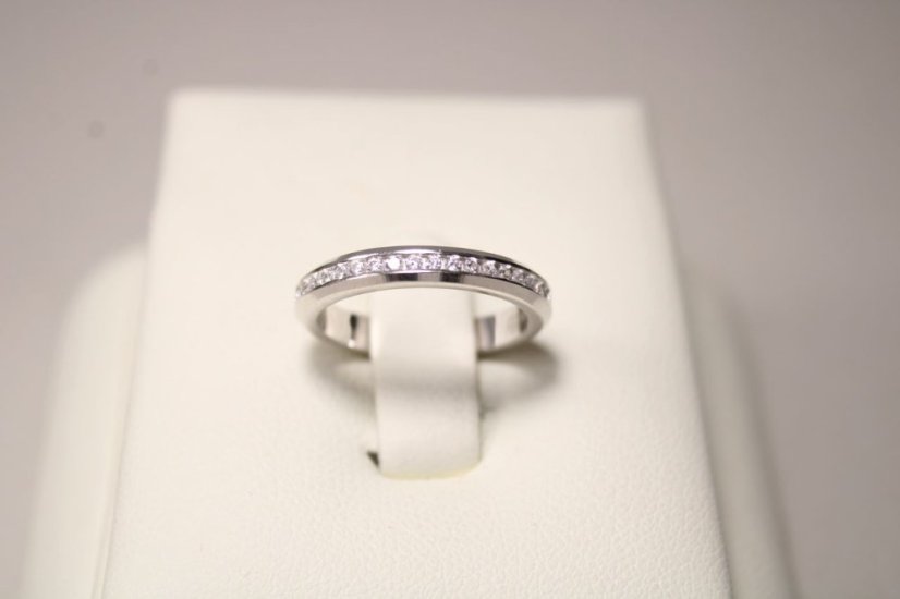 Strieborný prsteň s čírymi zirkónmi, rhodium, veľkosť 47, 2,11 g, 925/1000