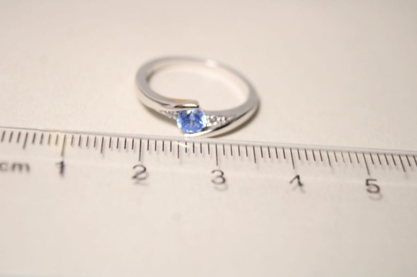 Strieborný rhódiovaný prsteň v tvare vlnky modrý kameň a číre zirkóny, veľkosť 47, 1,56g, 925/1000