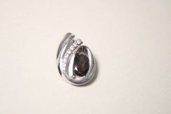 Strieborný prívesok s hnedo-šedým kremeňom a čírymi zirkónmi, rhodium, 1,60 g, 925/1000