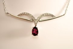 Strieborná celebritka s prírodným Granátom a čírymi zirkónmi, rhodium, 41-45 cm, 3,36 g, 925/1000