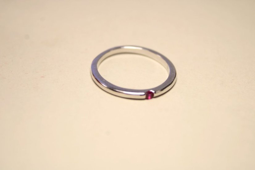 Jemný rhódiovaný strieborný prsteň s malým tmavorúžovým zirkónom, veľkosť 46, 0,98g, 925/1000